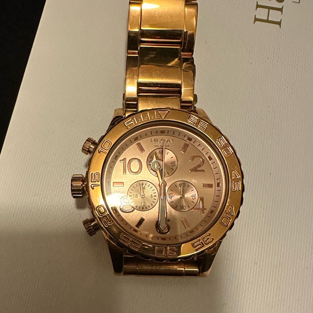 Nixon rose gold 42-20 watch in great condition.